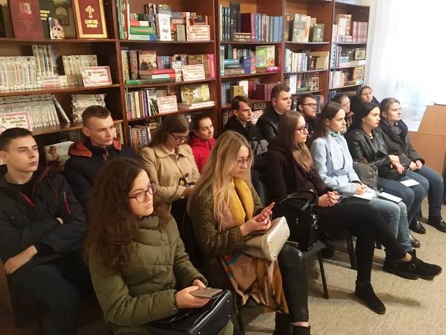 Історики в залі бібліотеки-музею.j